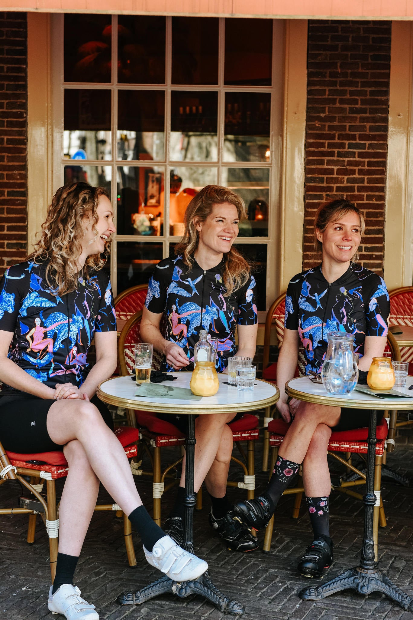 dames op het terras gekleed in het fietsshirt korte voor dames van TENUE des Femmes.