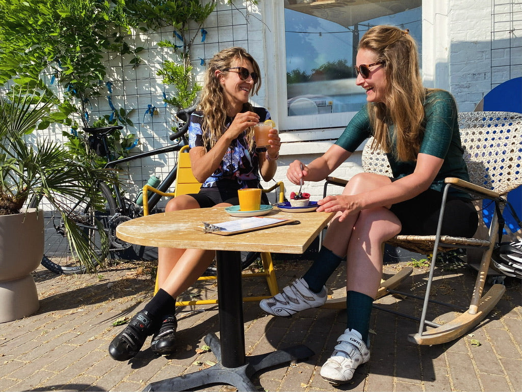 Paulette en Lea oprichters van TENUE des Femmes, die een koffie drinken in TENUE op het terras