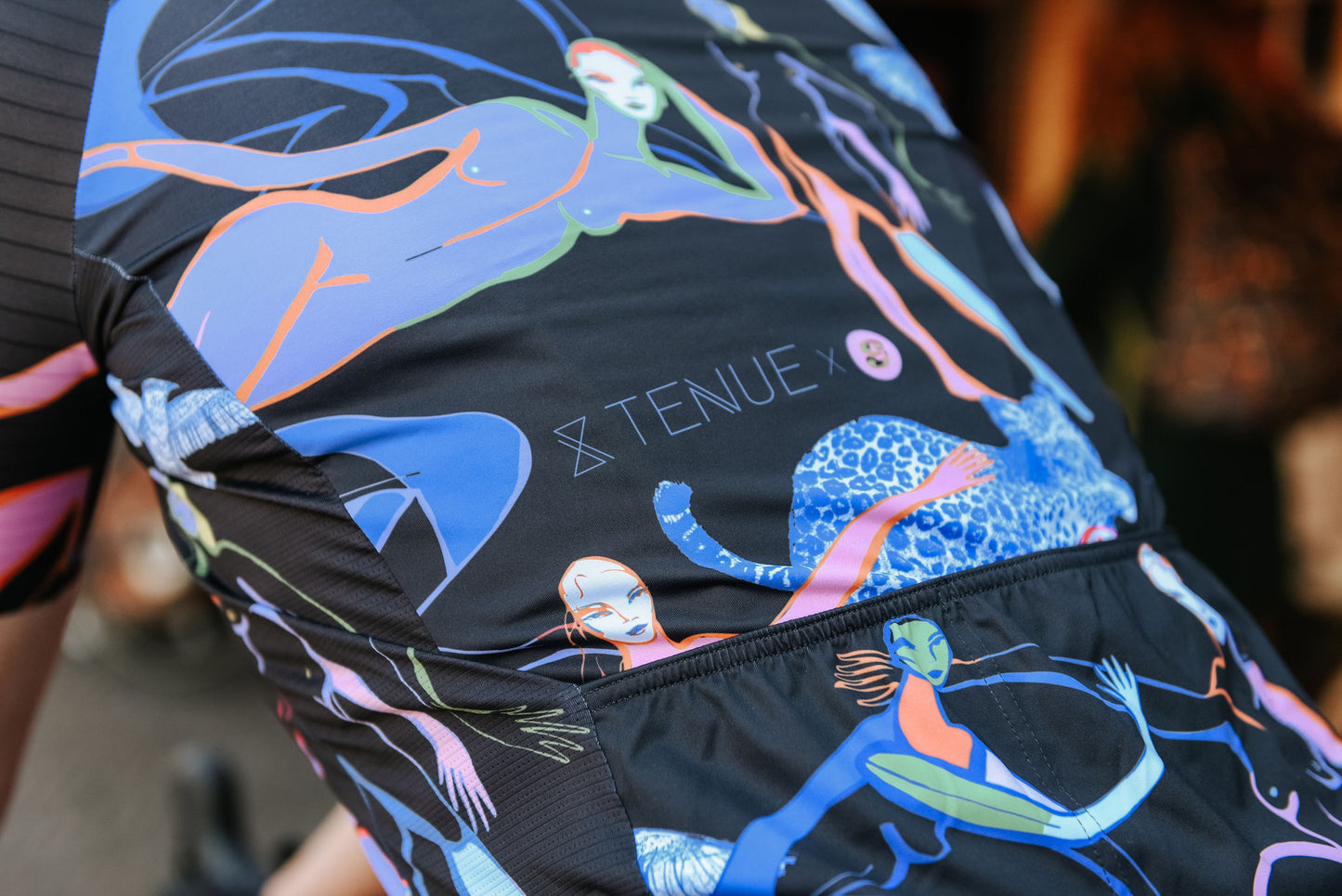 ingezoomde op de achterkant van het wielershirt met de korte mouwen uitgevoerd in de Limited Edition van TENUE des Femmes, Unlimited Femmes.