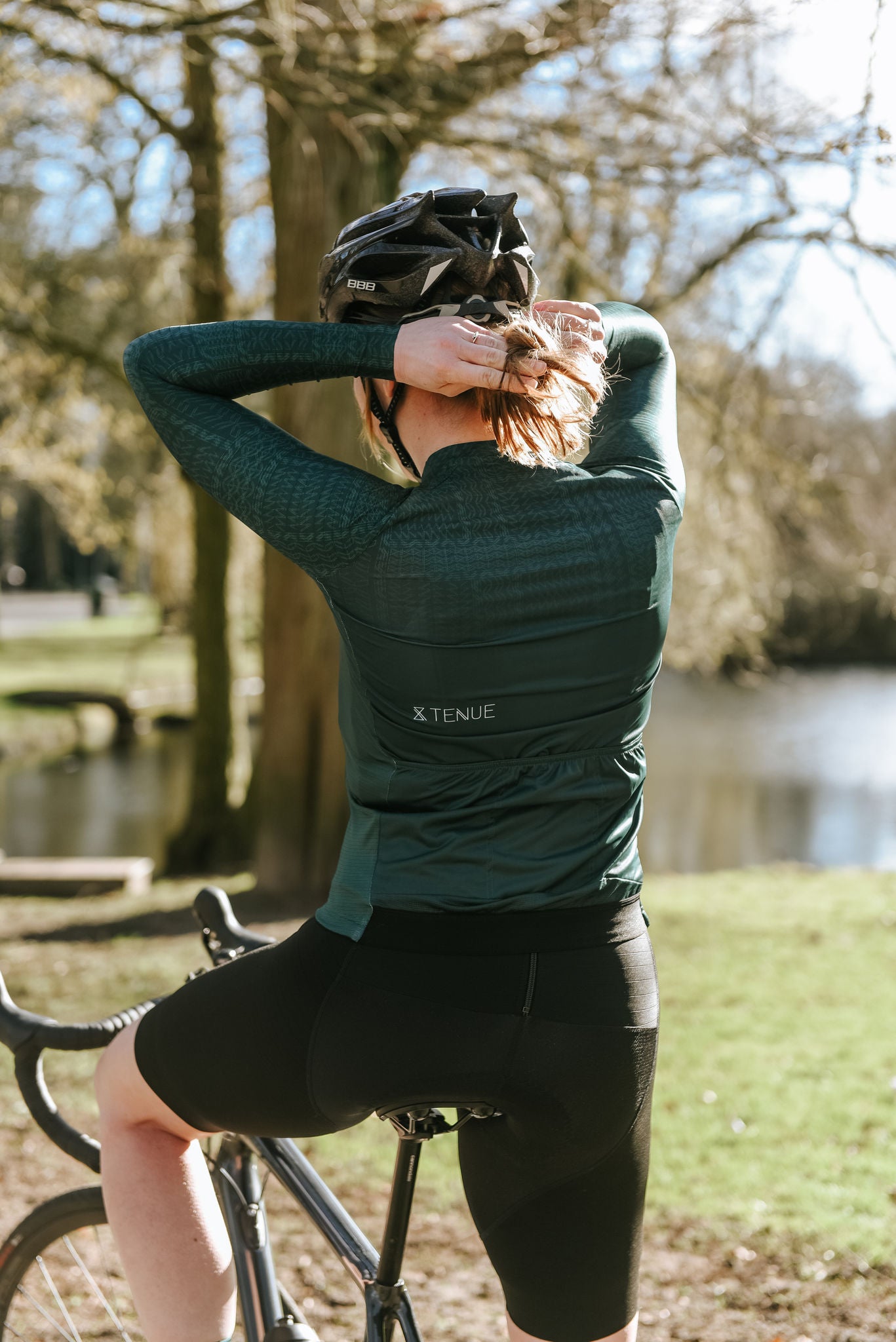 Wielrenster klaar om te vertrekken in het Green Chic wielershirt van TENUE des Femmes.