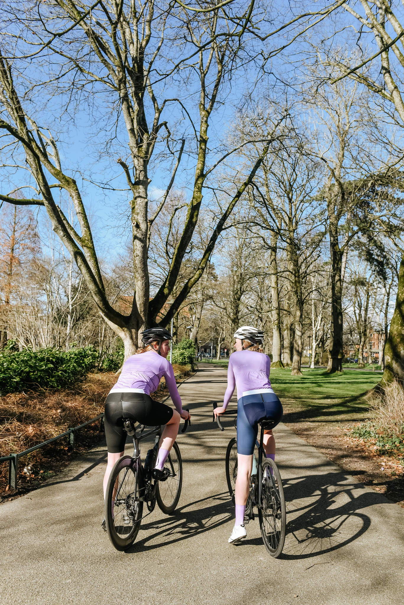 twee wielrensters staan klaar om te vertrekken in de wielershirts Summer Lila van TENUE des Femmes.