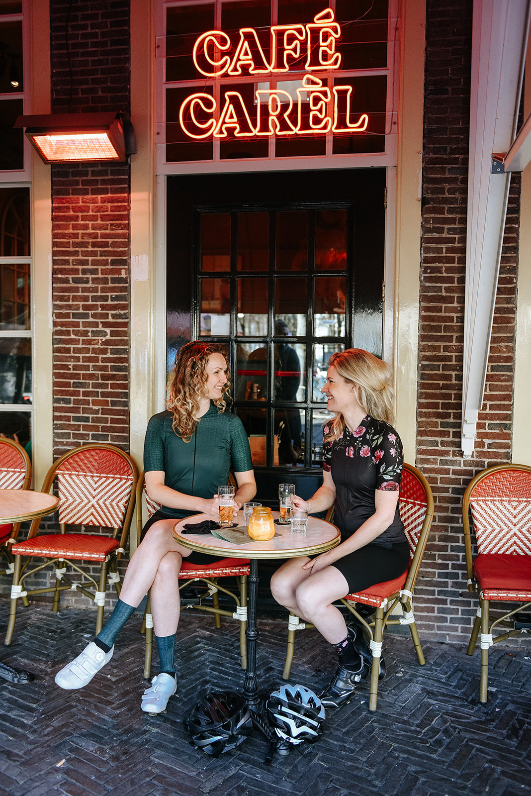 dames op het terras in wielrenkleding van TENUE des Femmes