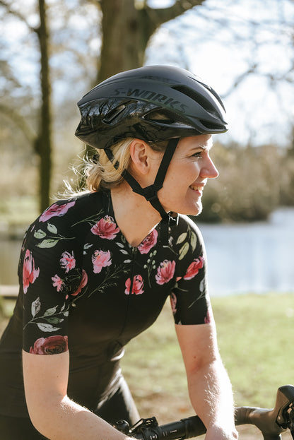 fietsshirt dames zwart met rozen sfeer foto op de fiets